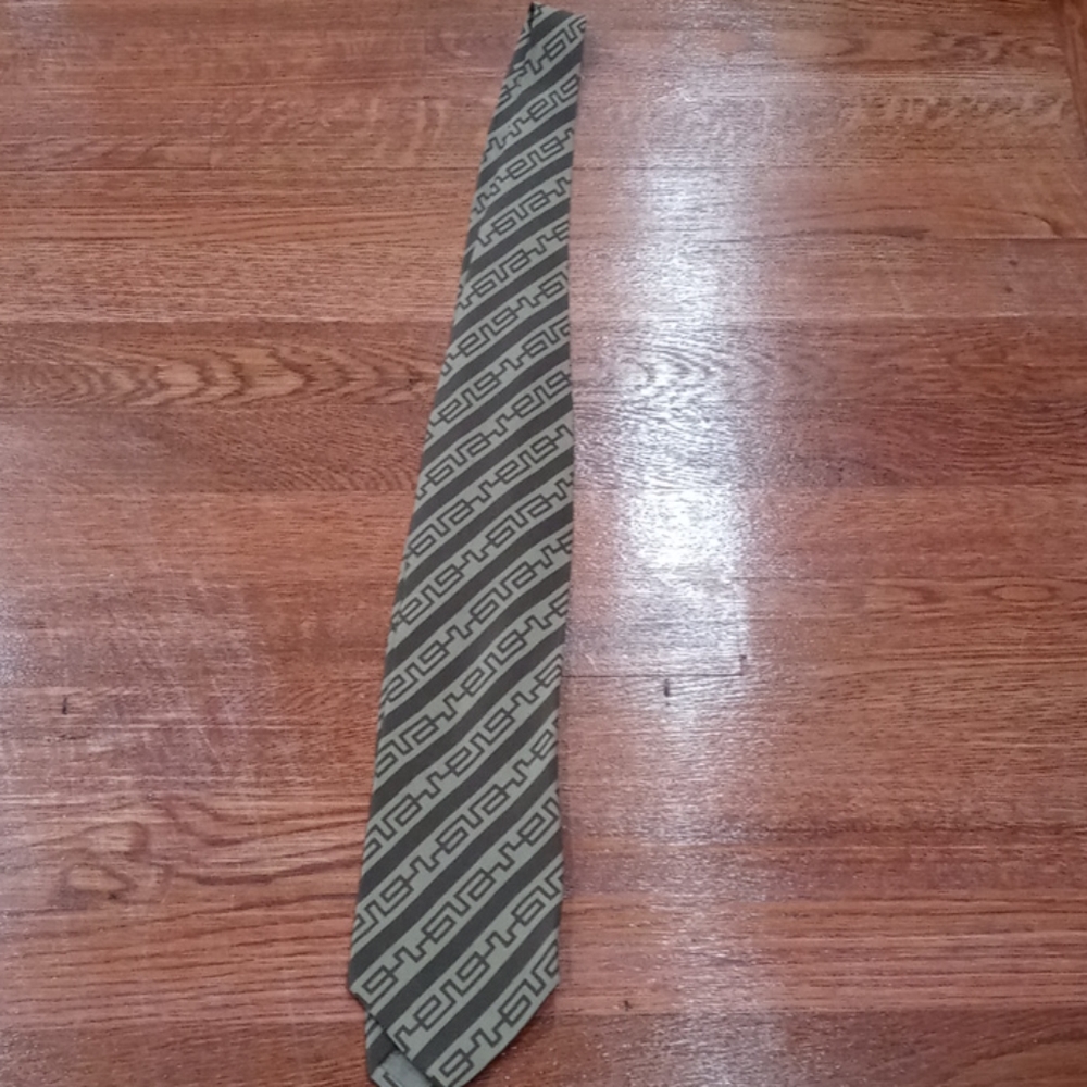 Giorgio Armani 100% silk pattern tie